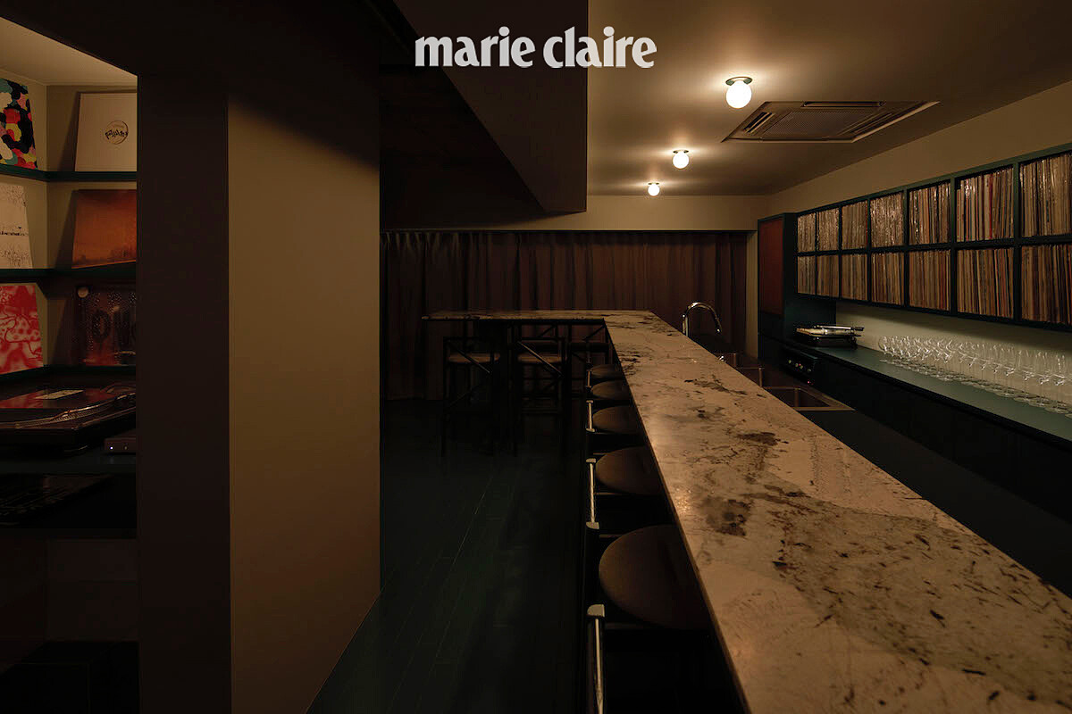 畫面左方為店內電話亭的小黑膠店，裡面擺放的都是 Mule Musiq 發行的專輯。