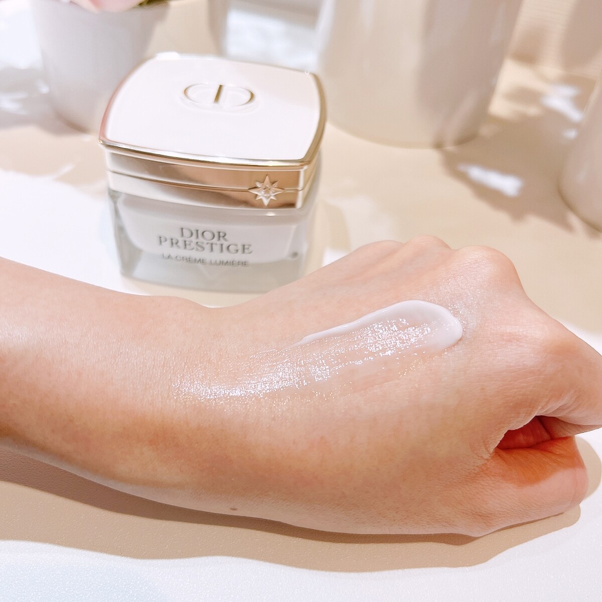 迪奧精萃再生光燦淨白賦活乳霜質地。