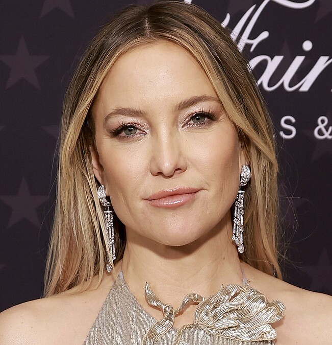 凱特哈德森眼妝使用「繁花似錦眼彩盤」香檳金色打底，疊上玫瑰調的閃爍棕紅色做重點暈染，並沿著下眼瞼描繪讓眼睛更具放大效果；唇妝使用「繁花似錦系列 花妍香頌唇膏 # Meadow荒原」，蜜桃裸色打造充滿光澤的飽滿雙唇，展現甜姐兒氣質與自信。