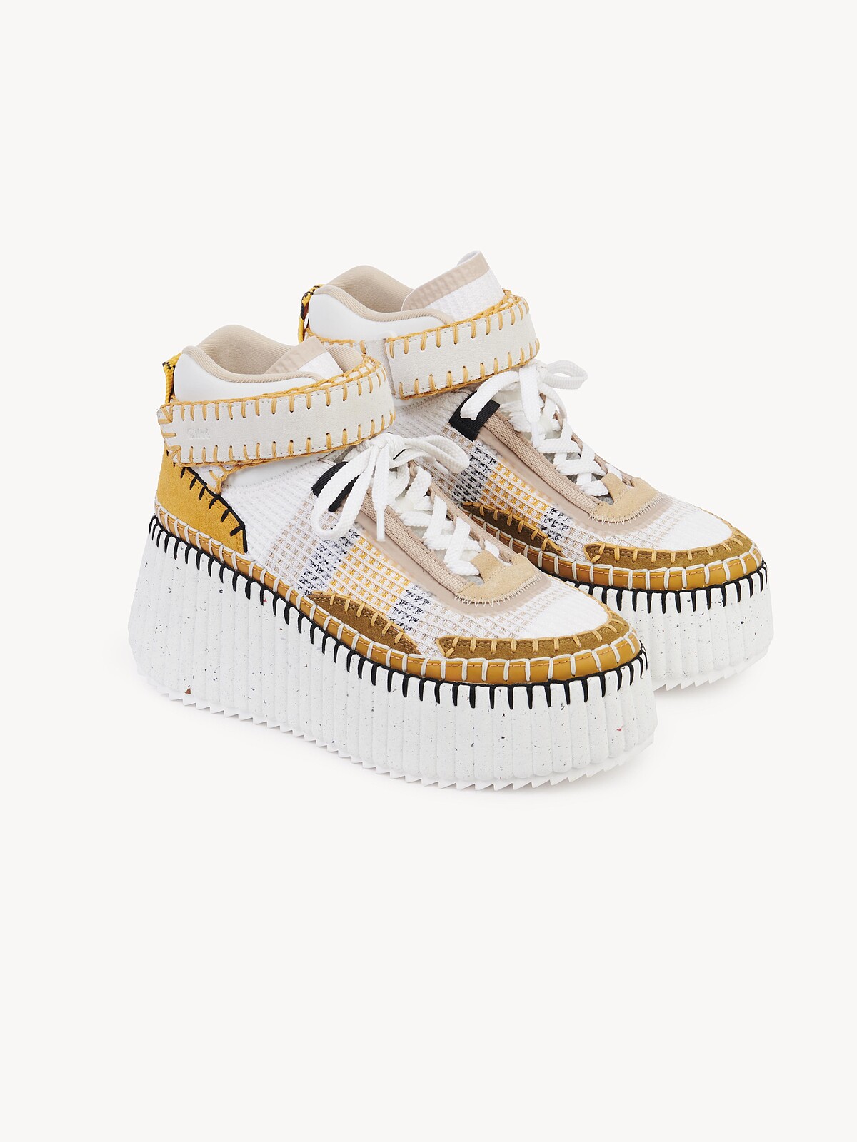 Chlo&eacute; Nama淺褐色中筒厚底球鞋，NT28,300。