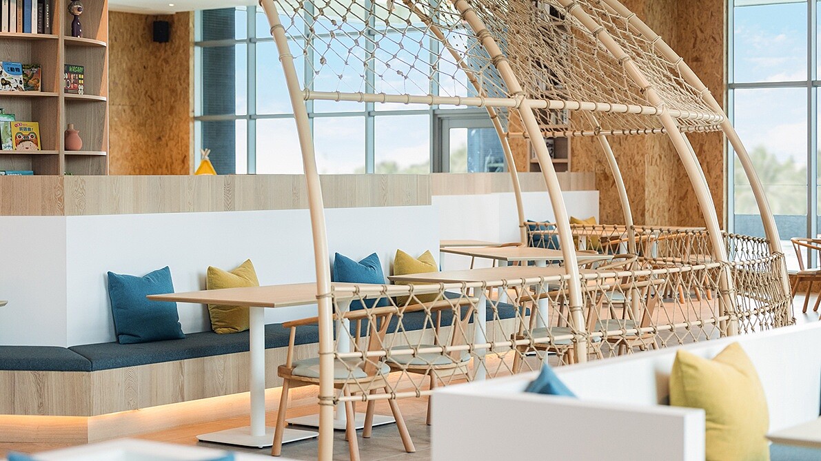 二樓餐廳：「coco椰林」用椰子樹、魚網裝置營造南洋風情