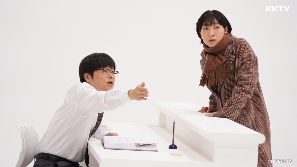 打扮像是銀行櫃檯人員的男子宣告：「你已經死了，填完表格後，就可以去投胎了」。