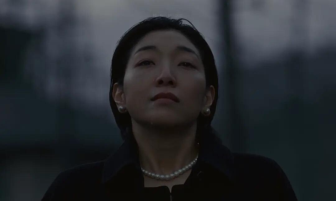 穿著喪服雨中漫步寂寥的背影。