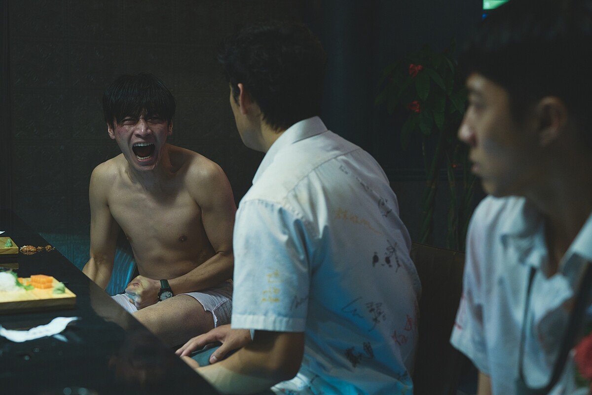 宋柏緯(左)拍《黑的教育》展現顛覆以往不同樣貌，令人眼睛一亮！