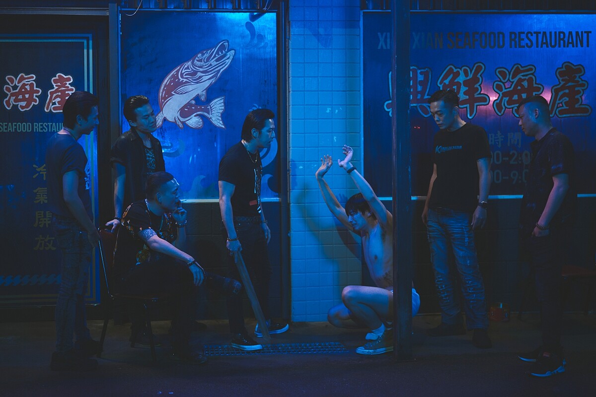 宋柏緯在《黑的教育》中被黑道毒打，還脫光到只剩內褲交互蹲跳