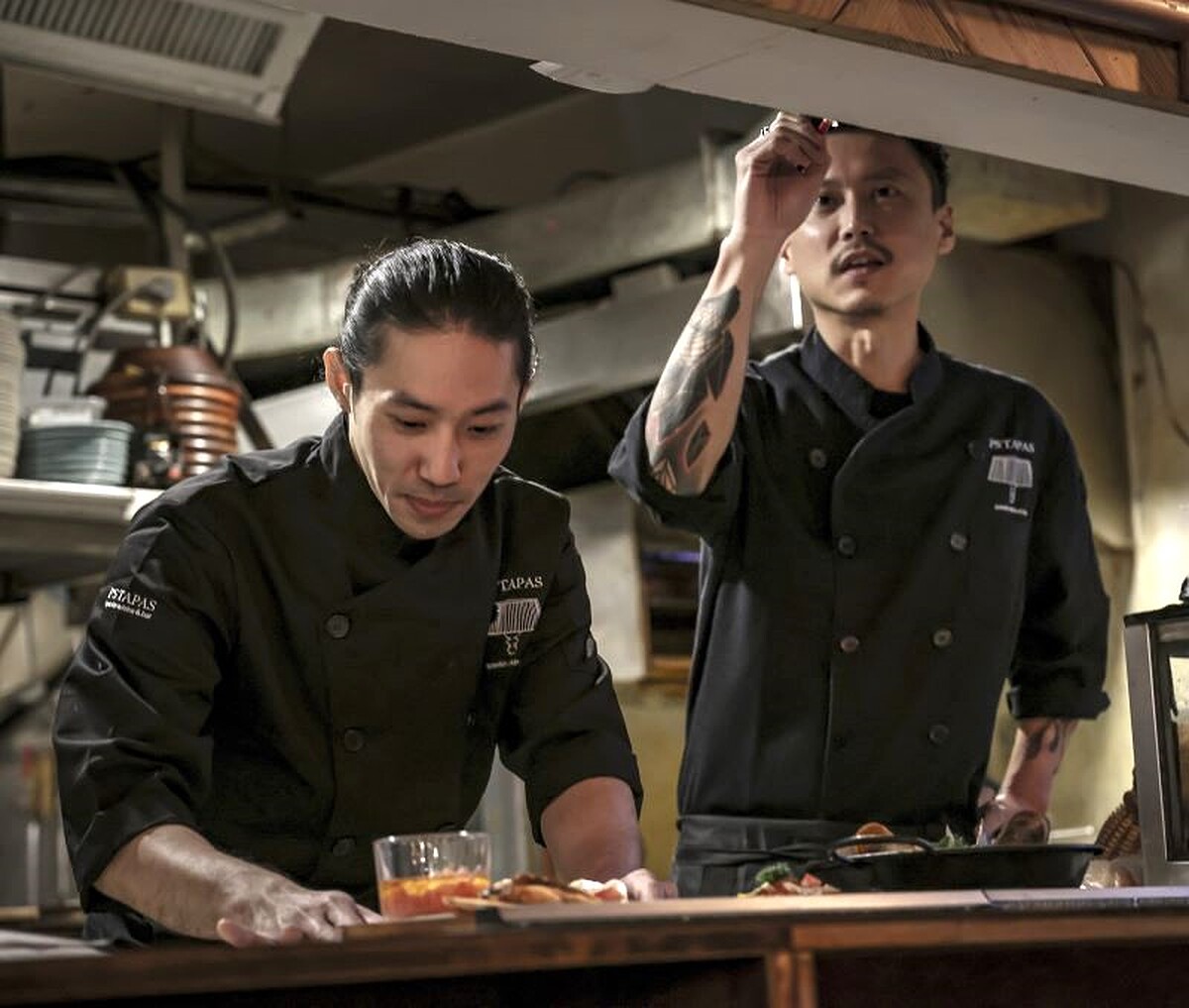 PS TAPAS行政主廚 LUIS(左)與主理人 ONE(右)