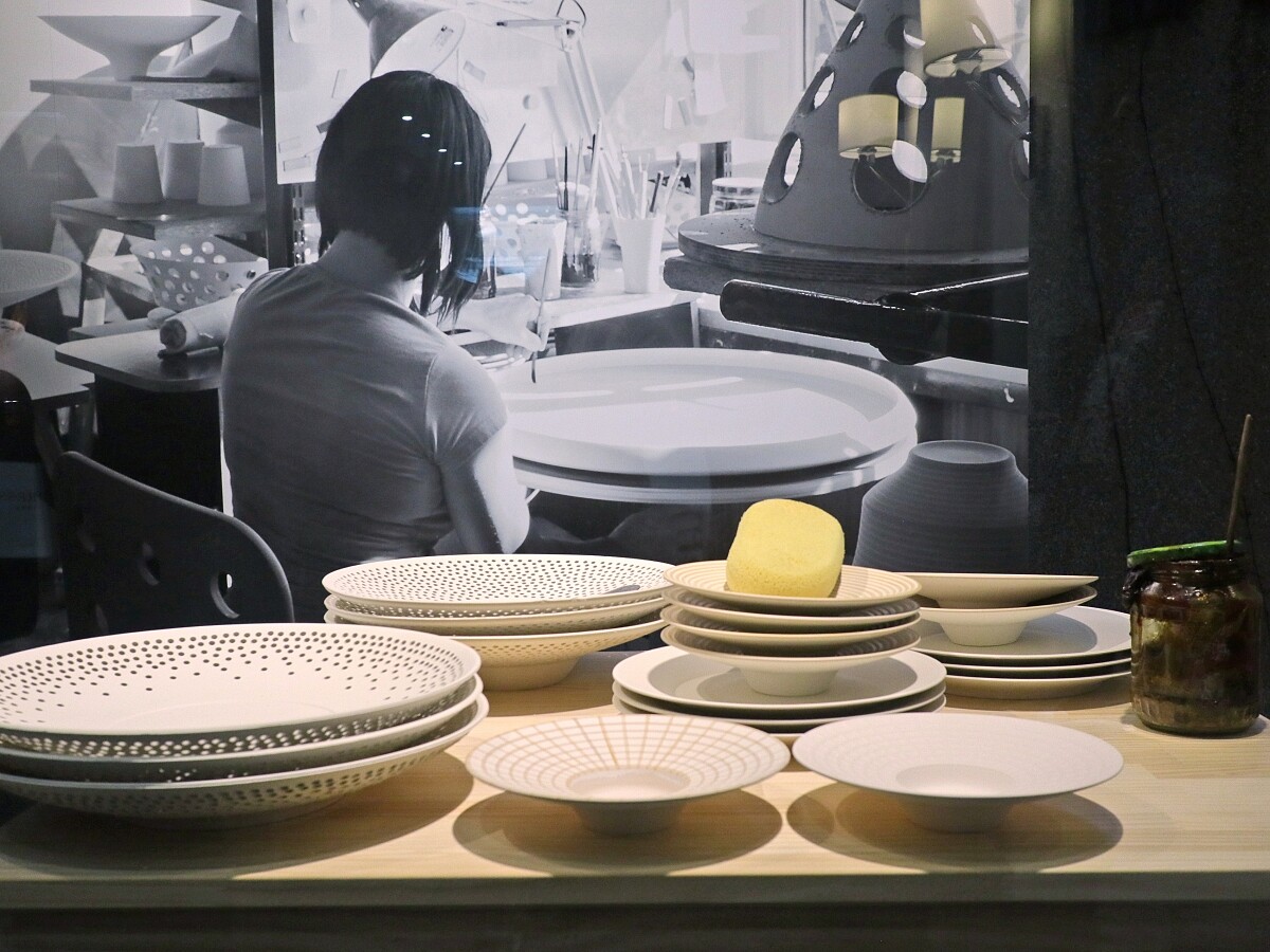 創作工坊展示未經高溫燒製的素胚以及打磨工具。