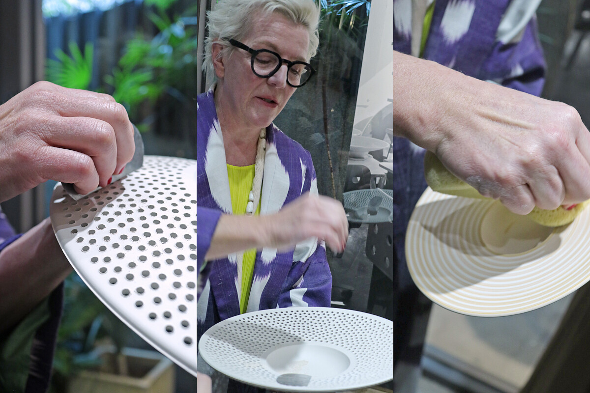 Stefanie 現場示範如何打磨修飾素胚餐盤。