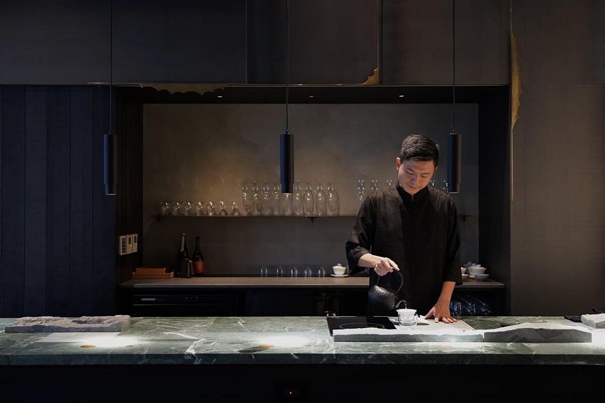 由新東方嗜茶師、冉冉茶室主理人藍大誠先生設計茶席。