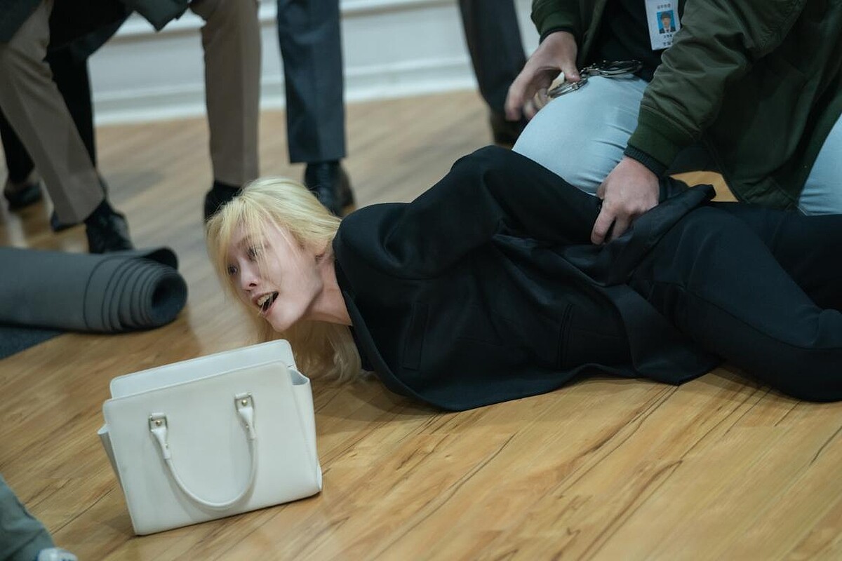 毒蟲李蓑羅(金赫拉飾)戒斷期中的瘋狂失控行徑，讓人跌破眼鏡