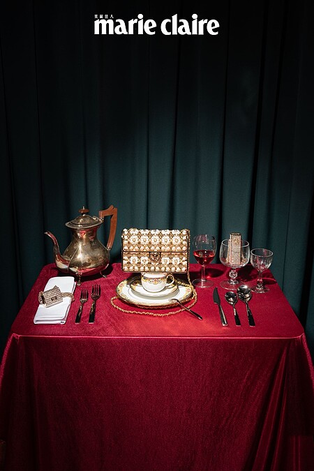 金色包型項鍊、金色珍珠晚宴包、金色造型項鍊，all by CHANEL。