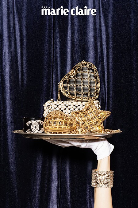 黑色心型皮穿鍊晚宴包、珍珠晚宴包、金色心型晚宴包、金色星型晚宴包、黑色鑽飾手環、金色鑽飾手環，all by CHANEL。