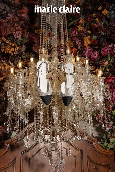 水晶鑲飾雙色鞋，CHANEL。