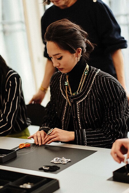 韓寧在工坊體驗手工製做胸針