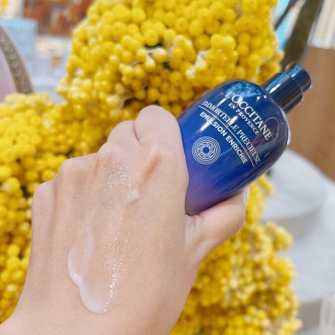 L&rsquo;OCCITANE歐舒丹蠟菊精華彈力機能乳質地示意。