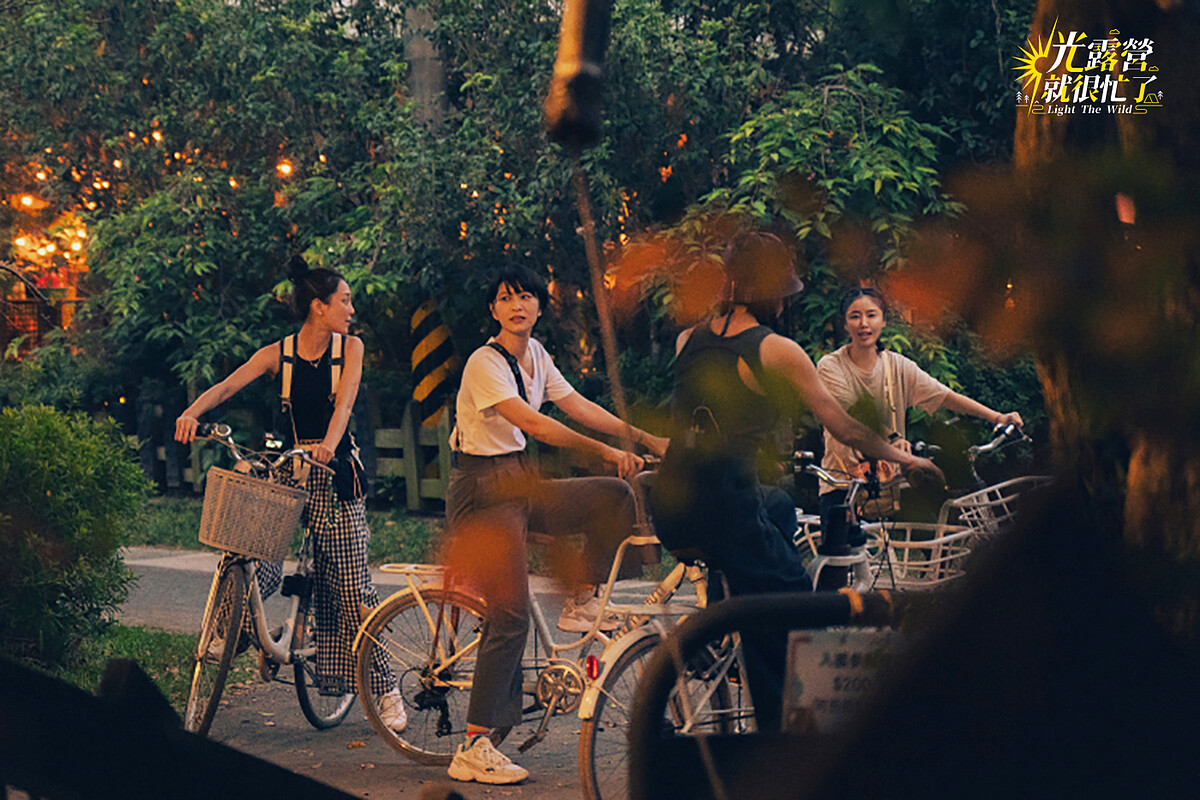 光小姐們一起騎腳踏車出去晃晃