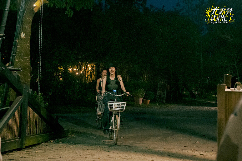 光小姐們為了不洗碗，卯足全力騎車