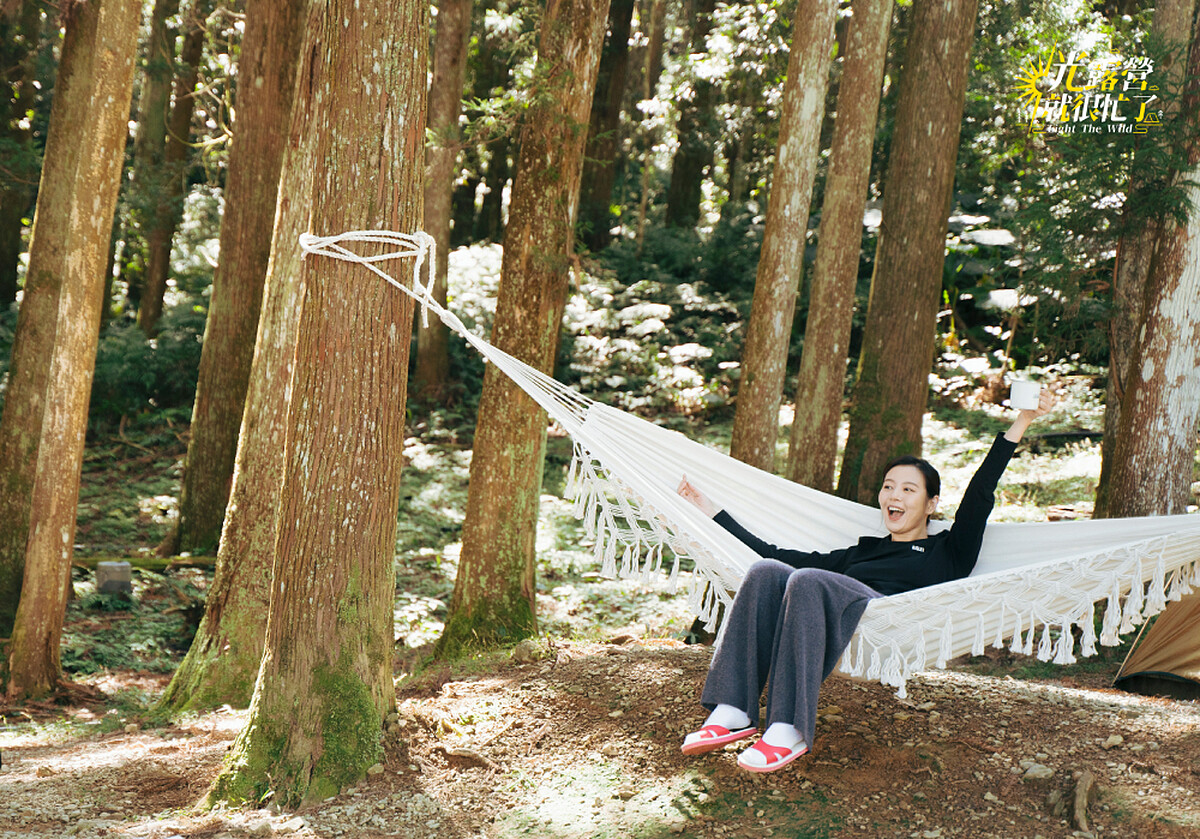 劉品言自在放鬆穿紅白拖