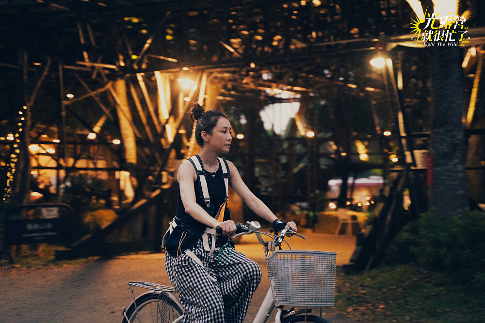謝欣穎開心騎著腳踏車出遊