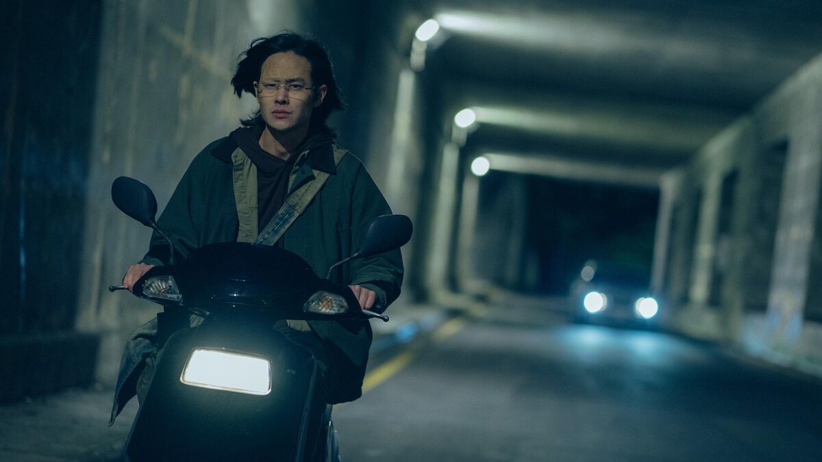 《模仿犯》夏騰宏飾演一名個性內向的攝影記者「胡建和」