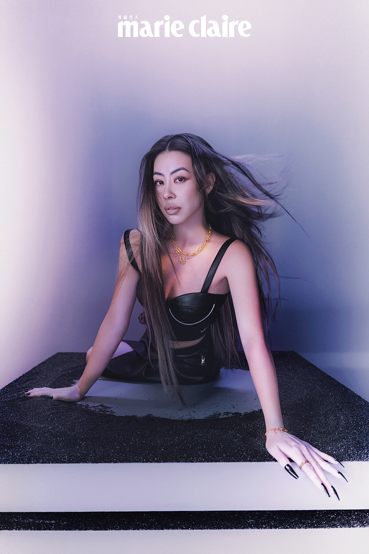 黑色皮革Bra Top、黑色皮革造型短裙，both by Adidas Originals。簡約戒指、簡約耳環、簡約手鍊、簡約項鍊、心鎖項鍊， all by Just Gold x Dizzy Dizzo聯名珠寶。