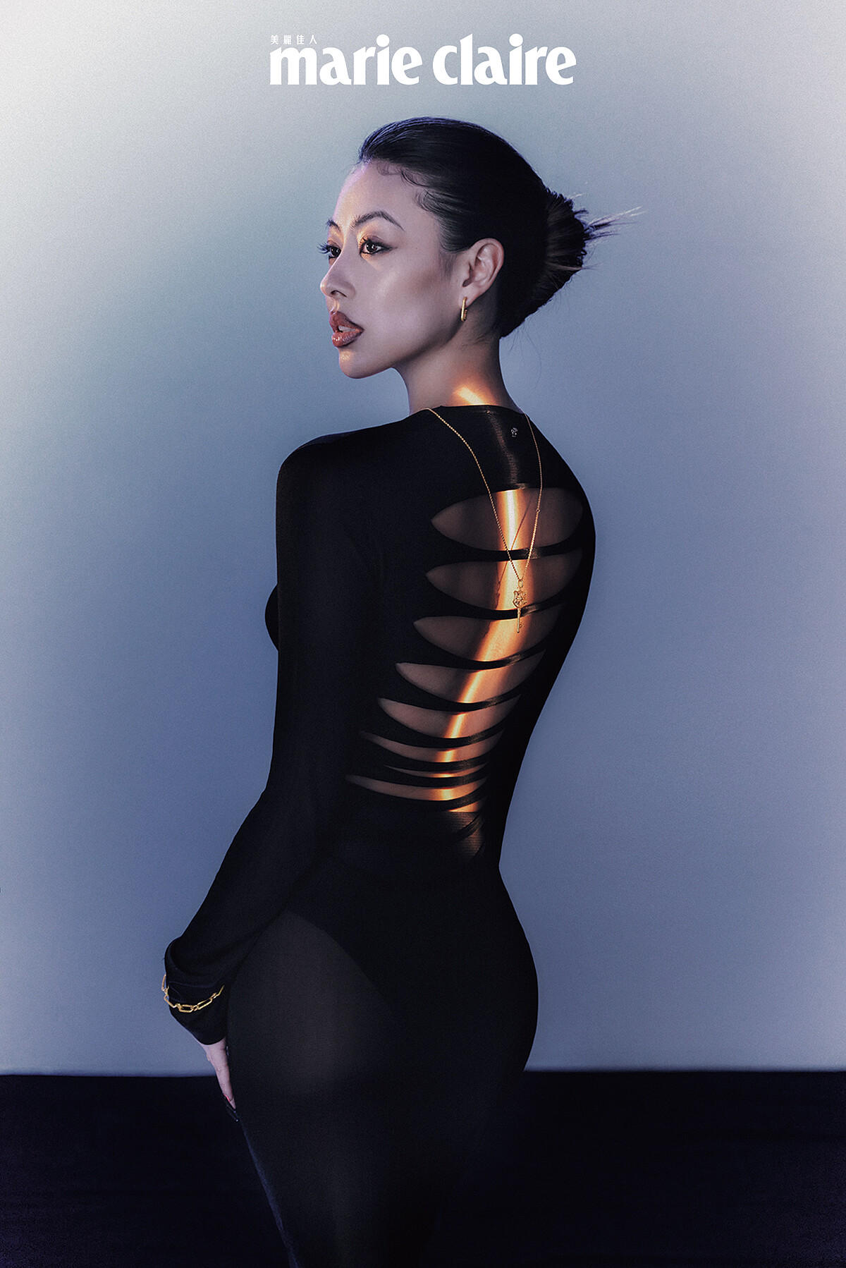 黑色縷空露背透膚洋裝，Versace。秘鑰項鍊、簡約耳環、簡約手鍊， all by Just Gold x Dizzy Dizzo聯名珠寶。