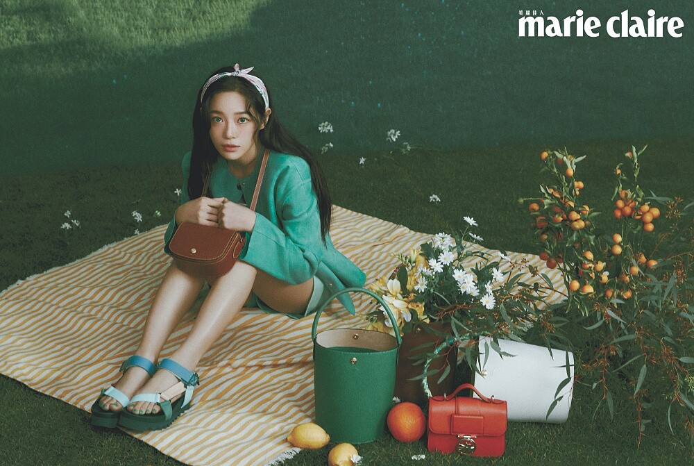 綠色短身外套、綠色短褲、綠色平底涼鞋、&Eacute;PURE系列水桶包、白色 &Eacute;PURE系列水桶包、咖啡色 &Eacute;PURE系列水桶包、橘色BOX-TROT 系列斜揹袋XS、棕色BOX-TROT 系列斜揹袋XS，all by LONGCHAMP。