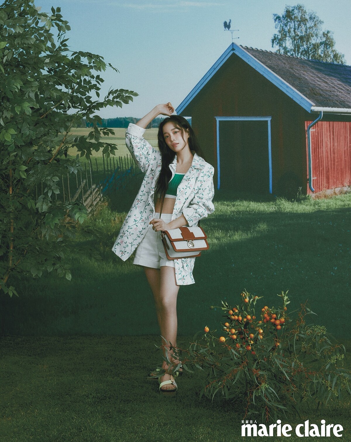 花卉圖樣襯衫、綠色短版背心、米色短褲、酒紅色平底涼鞋、白蘭地酒色 BOX-TROT 系列斜揹袋M，all by LONGCHAMP。