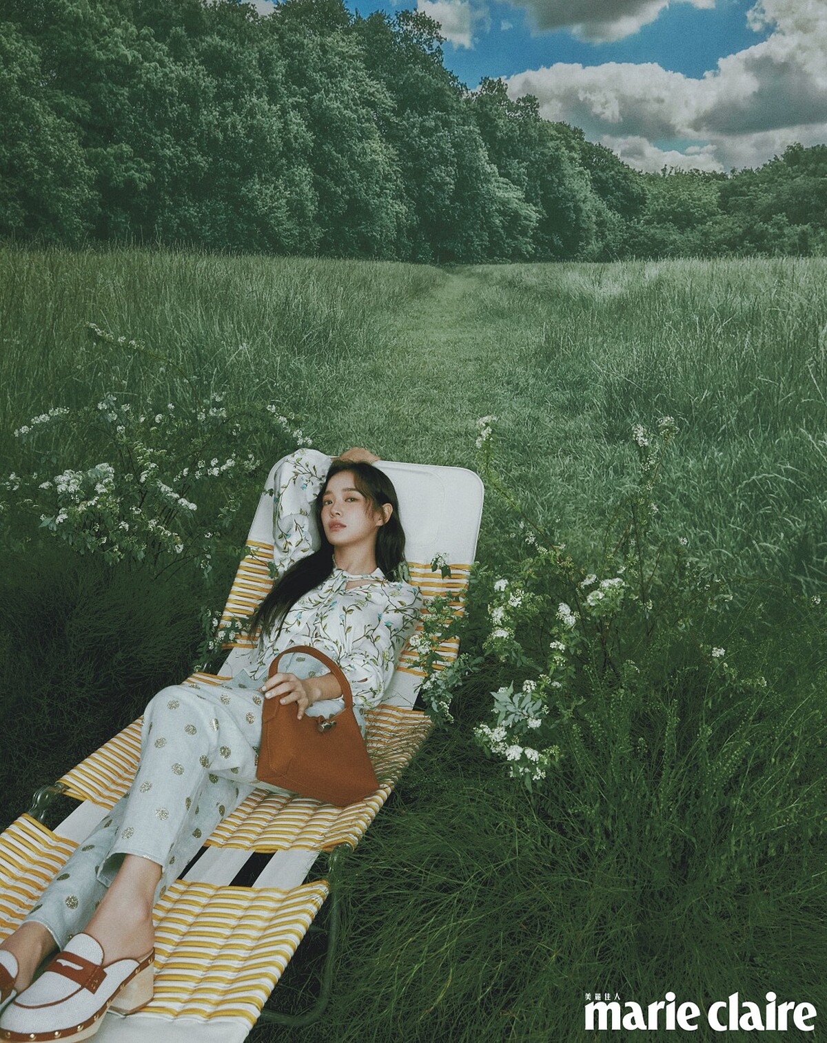 印花襯衫、米色牛仔褲、卡其色木履鞋、ROSEAU 系列黃褐色肩揹袋，all by LONGCHAMP。