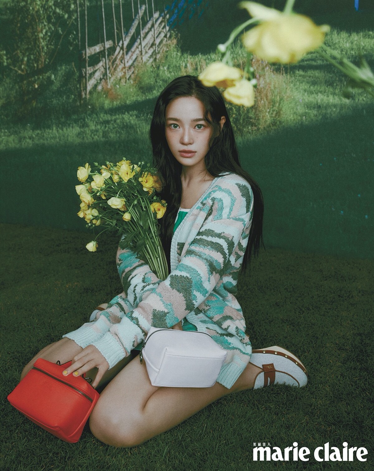 藍綠色圖紋開襟衫、綠色短版背心、卡其色木履鞋、LE PLIAGE XTRA 系列橘色斜揹袋、LE PLIAGE XTRA 系列粉色斜揹袋，all by LONGCHAMP。