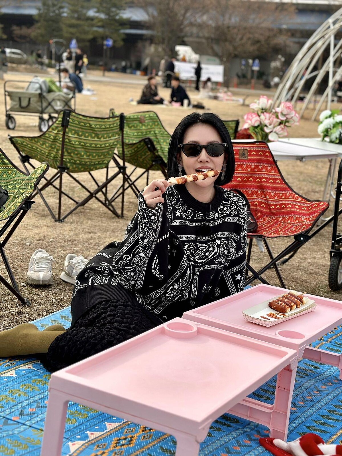 小S於漢江公園品嚐韓國小吃