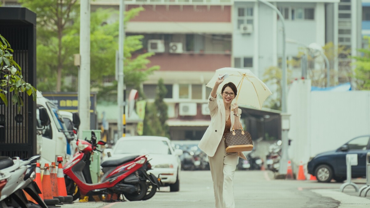 天心在《做工的人 電影版》飾演律師方淼。