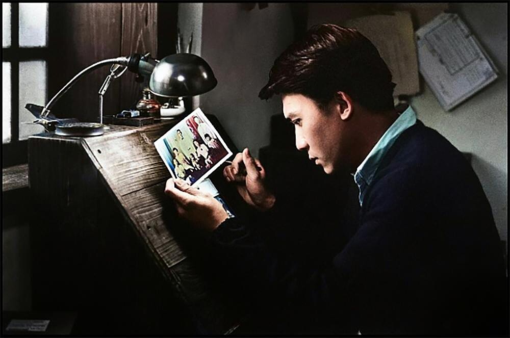 梁朝偉在《悲情城市》中經營照相館，在光桌上修照片的他令人印象深刻