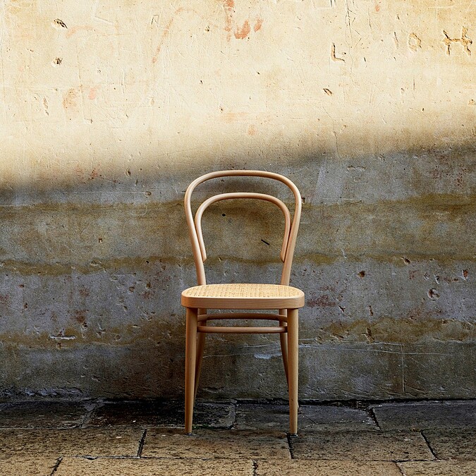 以14號椅作為基礎，演變而來的 214 Bentwood Chair。