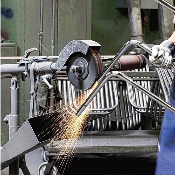 經典的鐵管材質傢俱製作過程。