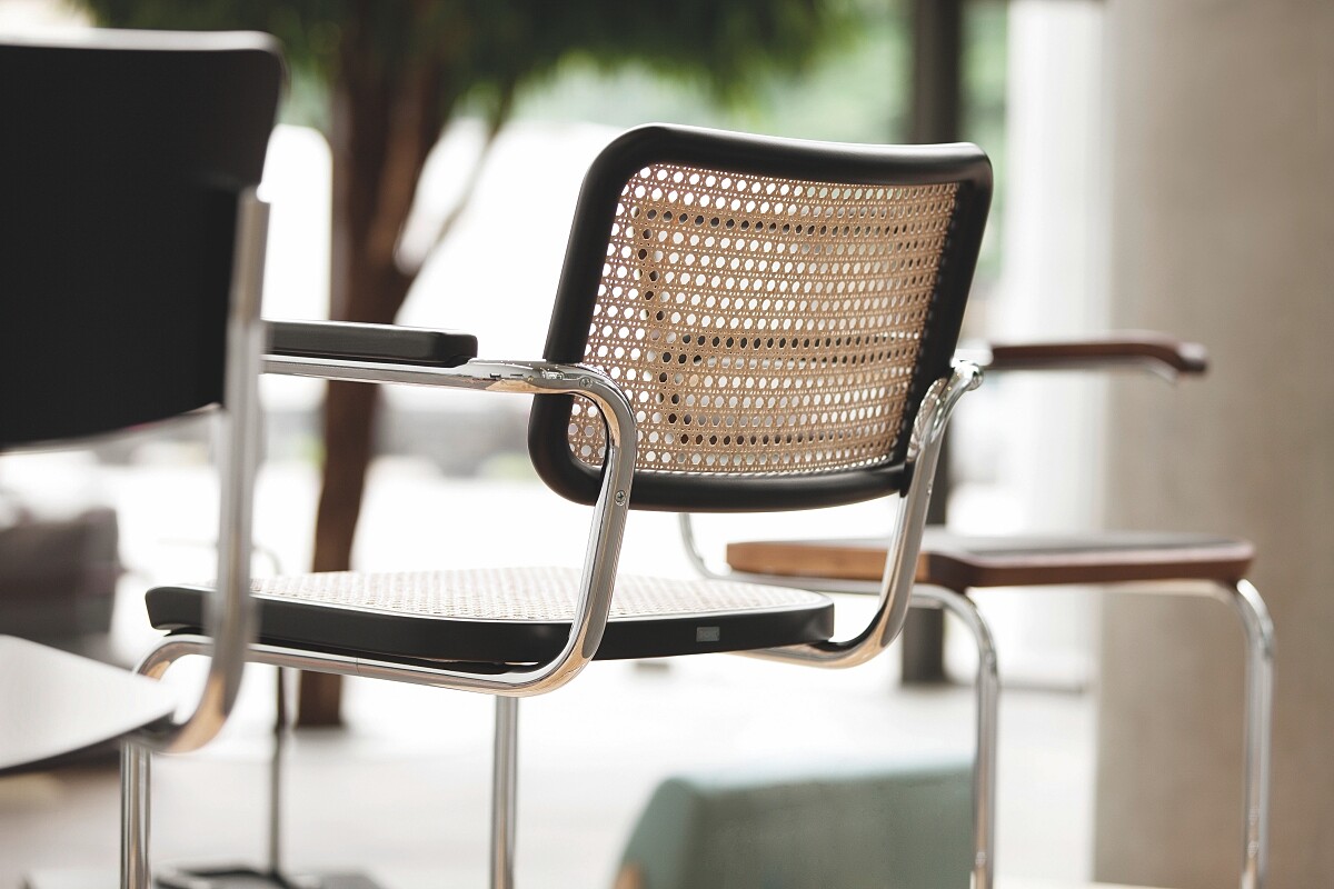  Thonet S 64，使用藤編作為椅面材質。