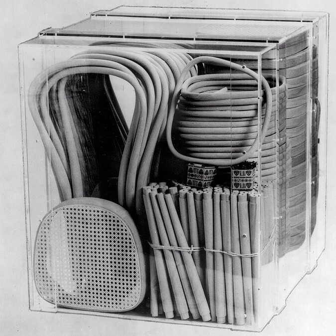 14號椅因為設計精簡，只有六個組件，因此能減少運送所需空間，36張拆卸下的椅子可裝進一個巨大的立方運送箱中，也開始了傢俱大量生產的契機。