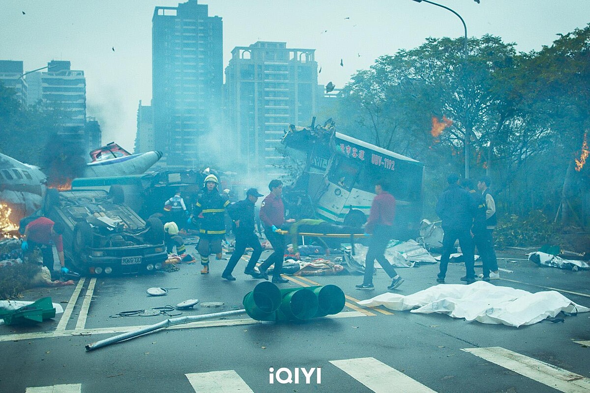 預告影片一開場就超震撼，曾敬驊在公車上直接被墜落的飛機撞擊，滿臉血跡倒臥在地，畫面慘絕人寰。