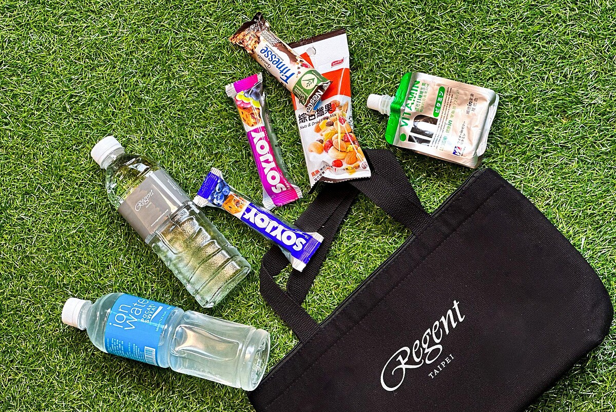 「晶華壯遊假期 挑戰臺北大縱走」住房專案將送上晶華縱走能量包，內含堅果隨手包、營養穀物棒、能量凍飲及電解質補充飲料等。