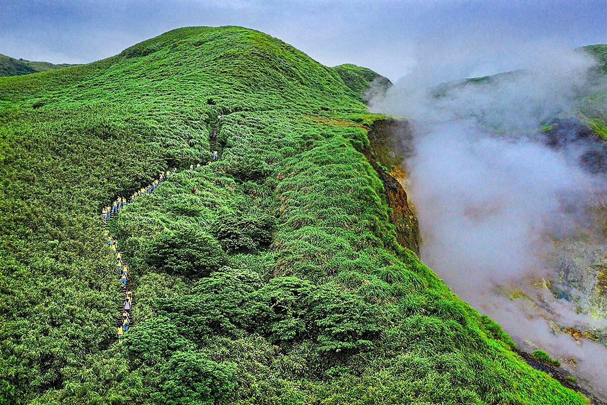 臺北大縱走第三段：小油坑為一處後火山活動地質景觀區，以噴氣孔、硫磺結晶、溫泉及壯觀的崩塌地形最具特色。