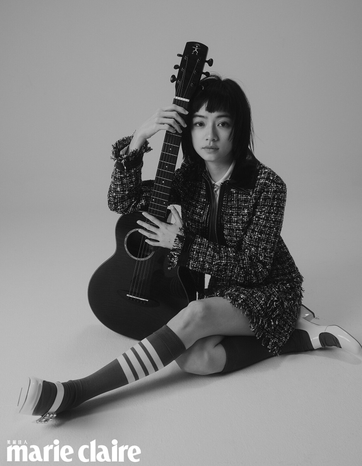 粉彩粗花呢西裝外套、真絲混紡襯衫、粉彩粗花呢短裙，all by MAX&Co.；奶油白鑽飾跟鞋，Roger VIvier。