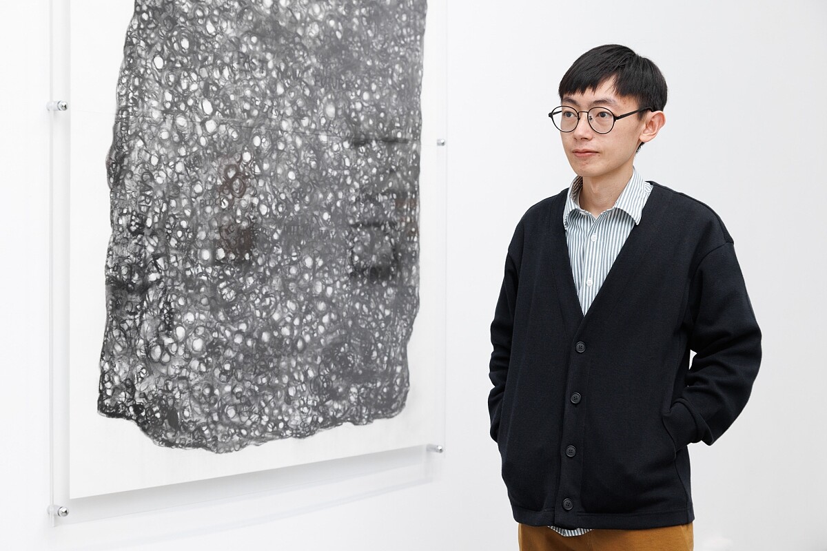 參與2022年格蘭菲迪藝術家駐村計畫的王煜松 以樹枝製成炭筆，呈現過去、現在與未來的循環定律。