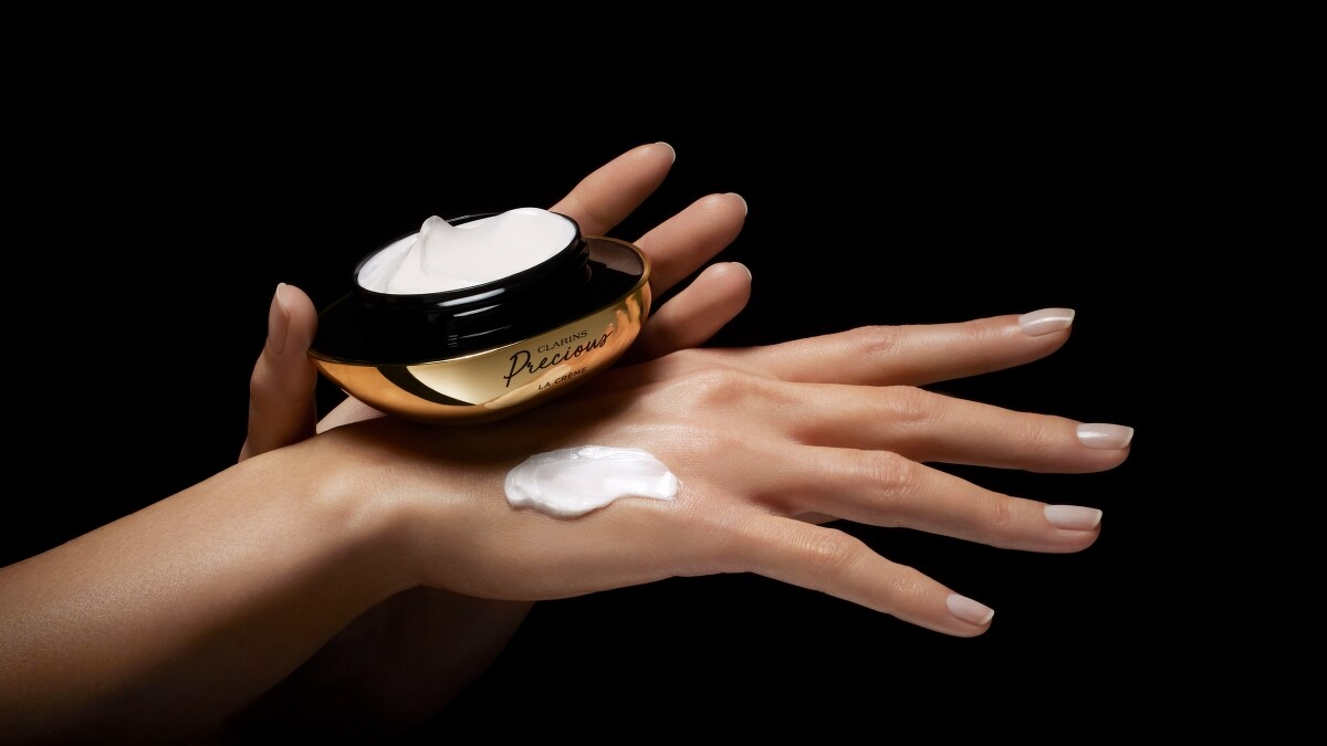 克蘭詩至臻凝時月神花乳霜質地示意。