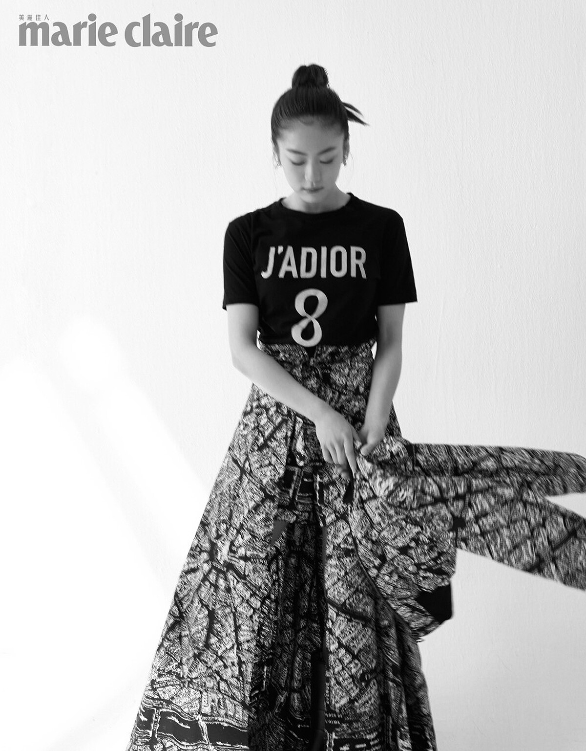 J&rsquo;ADIOR T恤、圖紋短褲、圍裹長裙、飛行員夾克、耳環，all by Dior。