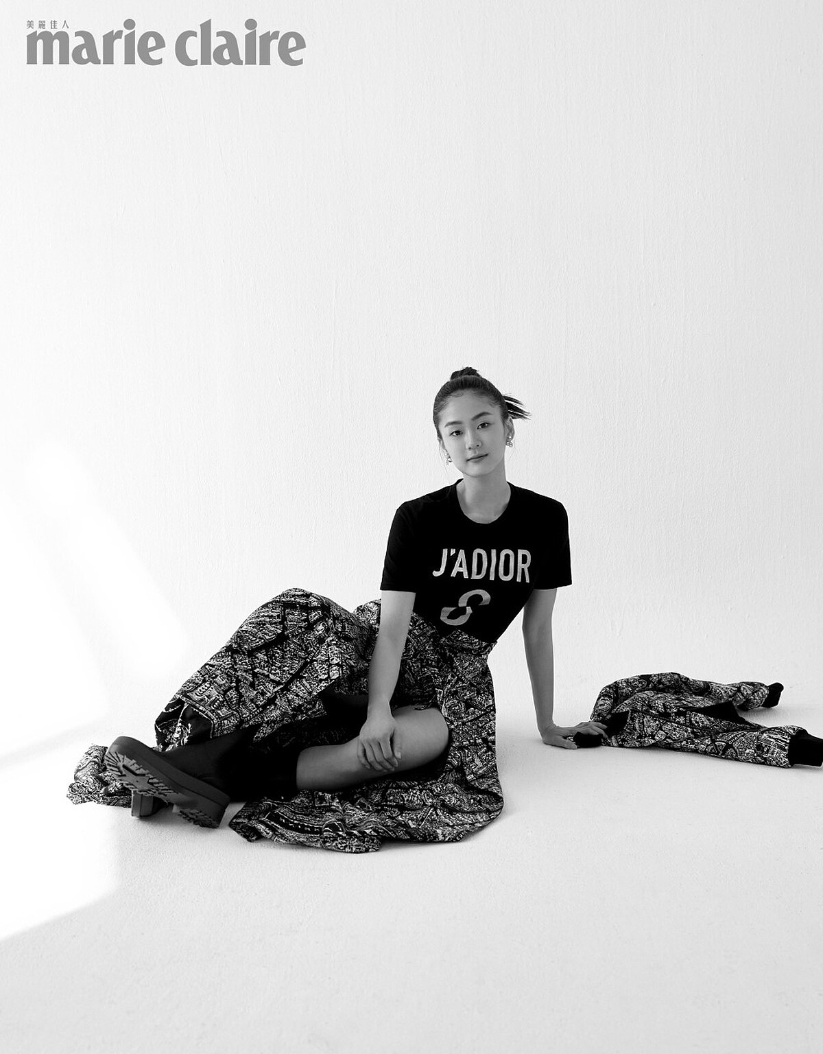 J&rsquo;ADIOR T恤、圖紋短褲、圍裹長裙、飛行員夾克、短靴、耳環，all by Dior。