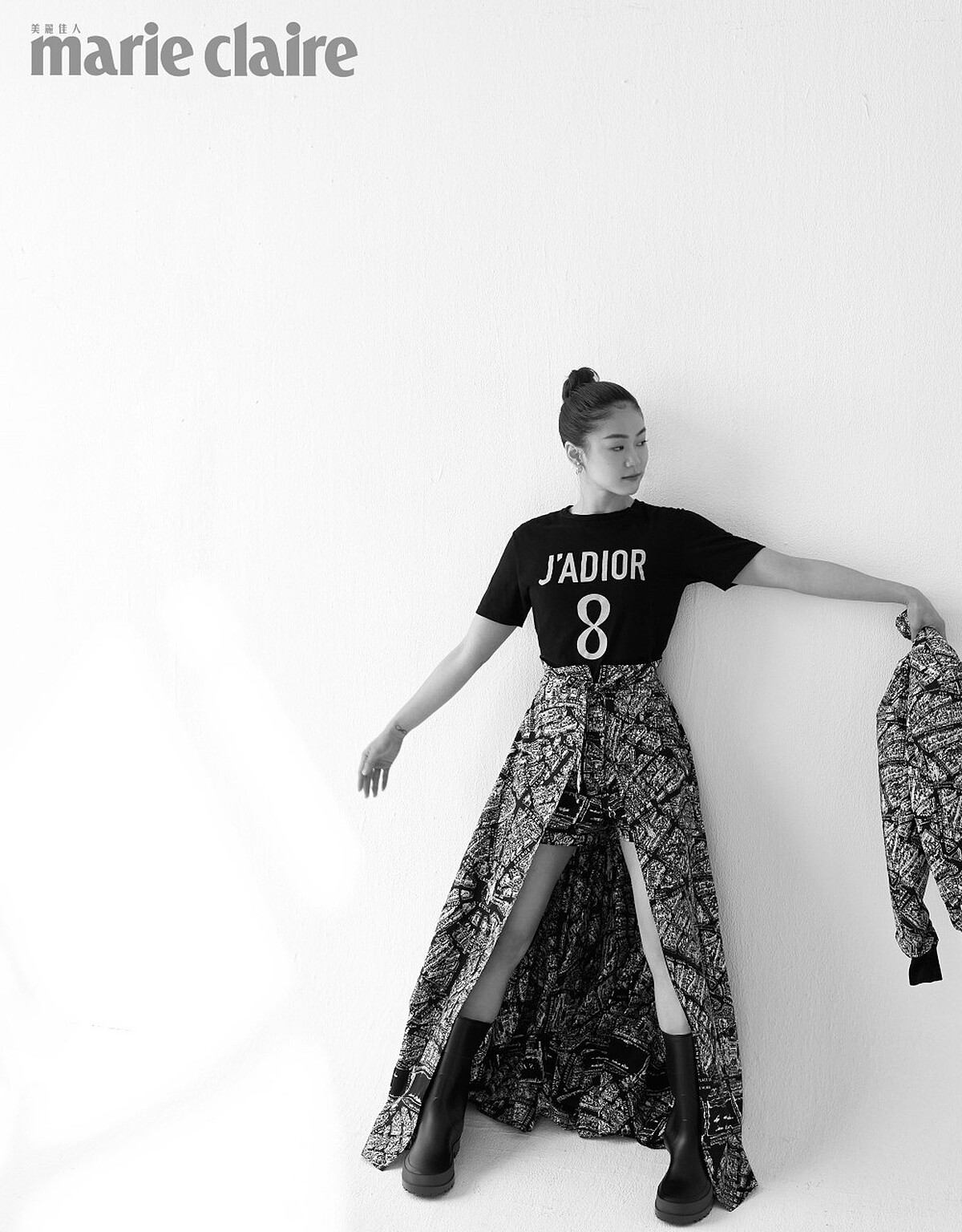 J&rsquo;ADIOR T恤、圖紋短褲、圍裹長裙、飛行員夾克、短靴、耳環，all by Dior。