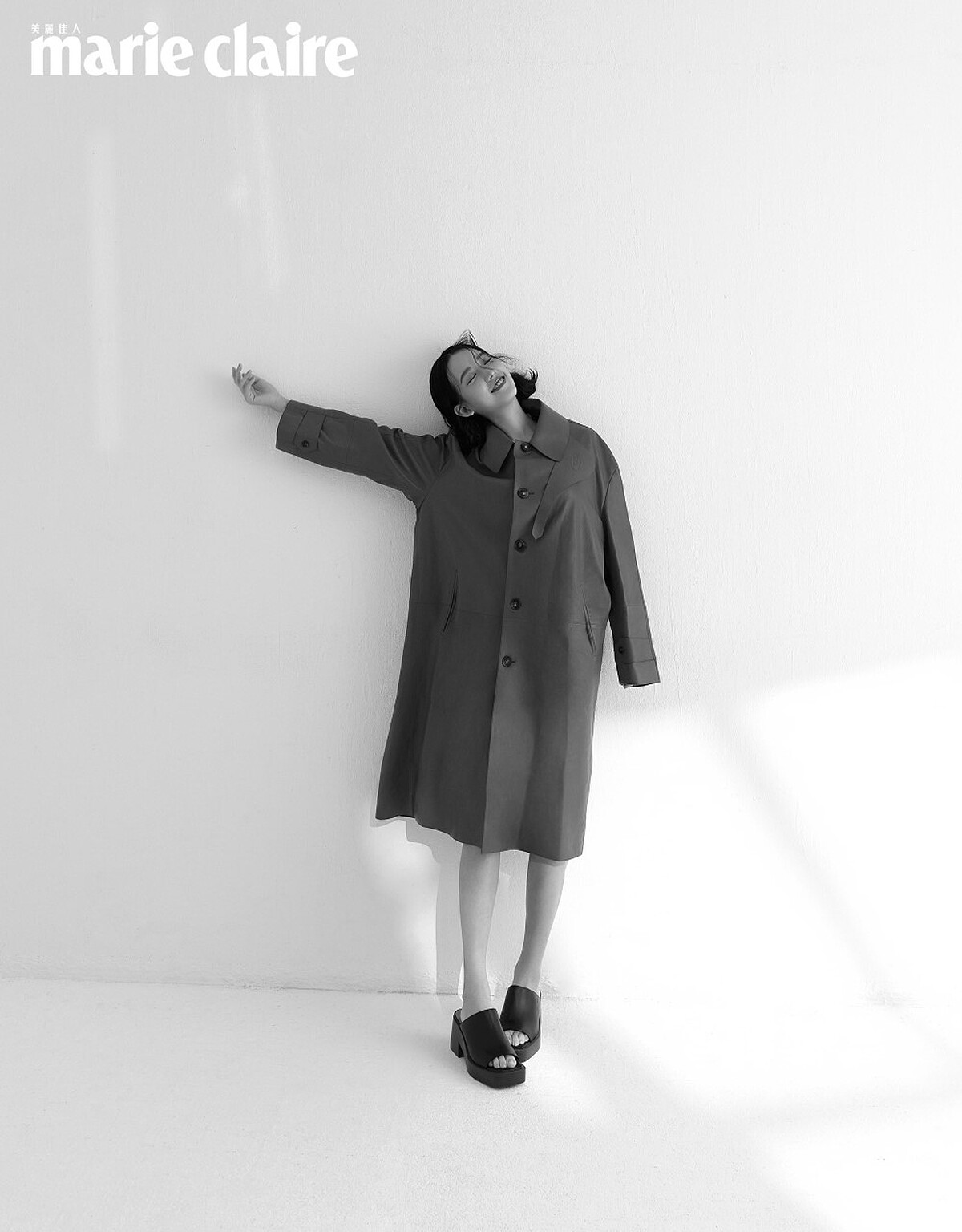 紅色皮革風衣、黑色厚底穆勒鞋，both by Tod&rsquo;s。