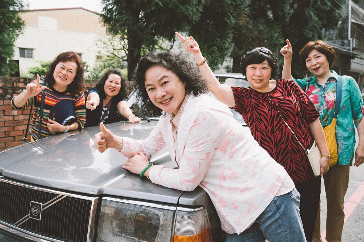 電影《本日公休》劇照01 陸小芬(中)飾演理髮阿姨與朋友開車出門，角色原型導演媽媽(左1)也有參與演出