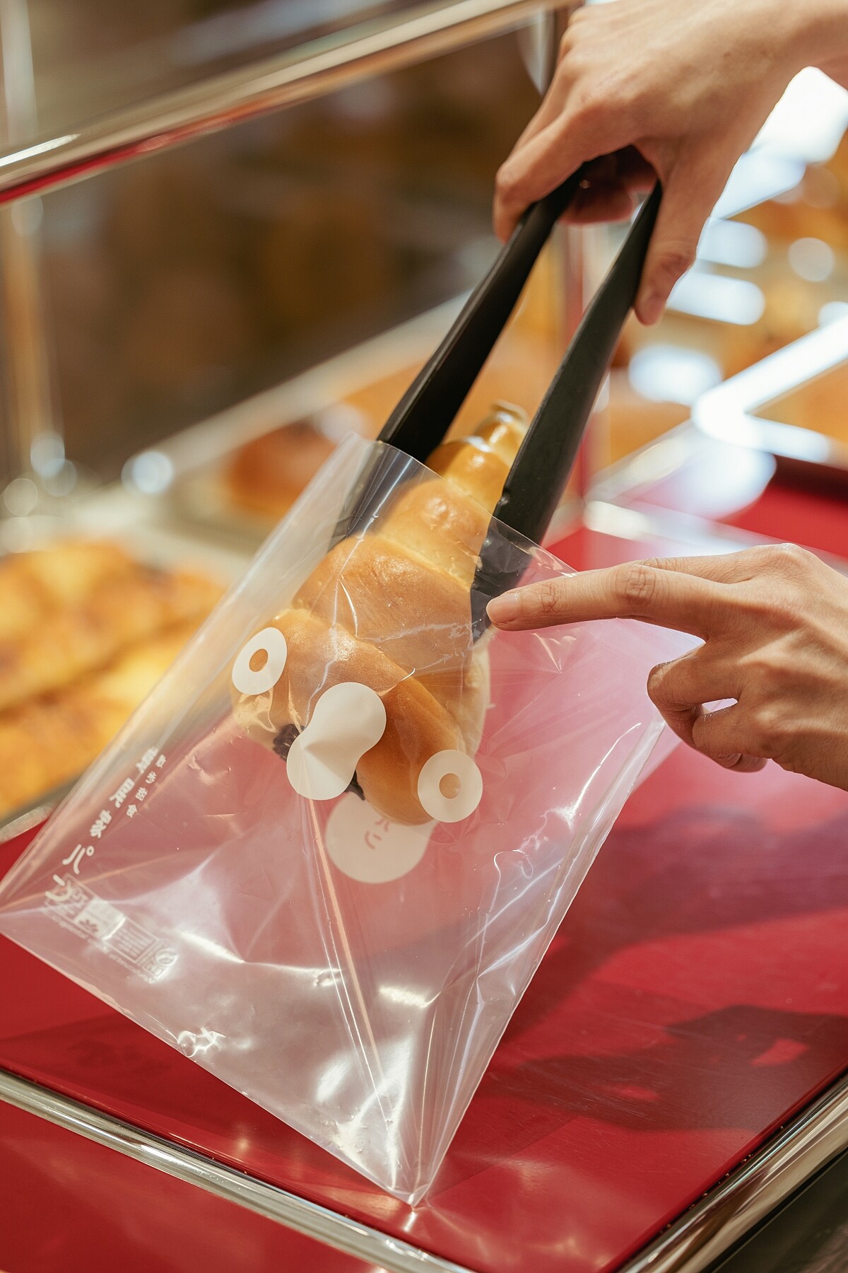 將由工作人員夾取服務，免去衛生疑慮。