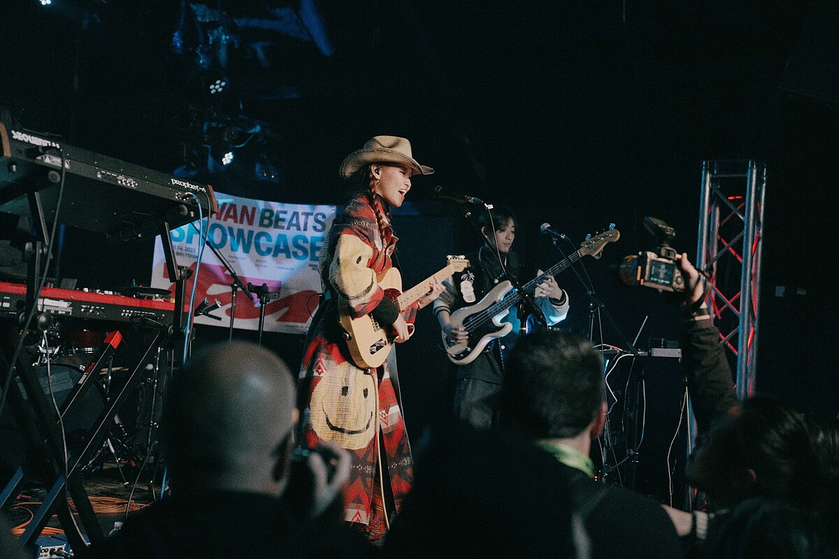 LÜCY以一身勁裝登場